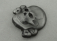 Het antieke Zilveren Messing van de Herinneringskentekens van de Platerenschedel dat met Brochespeld wordt gestempeld