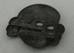 Het antieke Zilveren Messing van de Herinneringskentekens van de Platerenschedel dat met Brochespeld wordt gestempeld